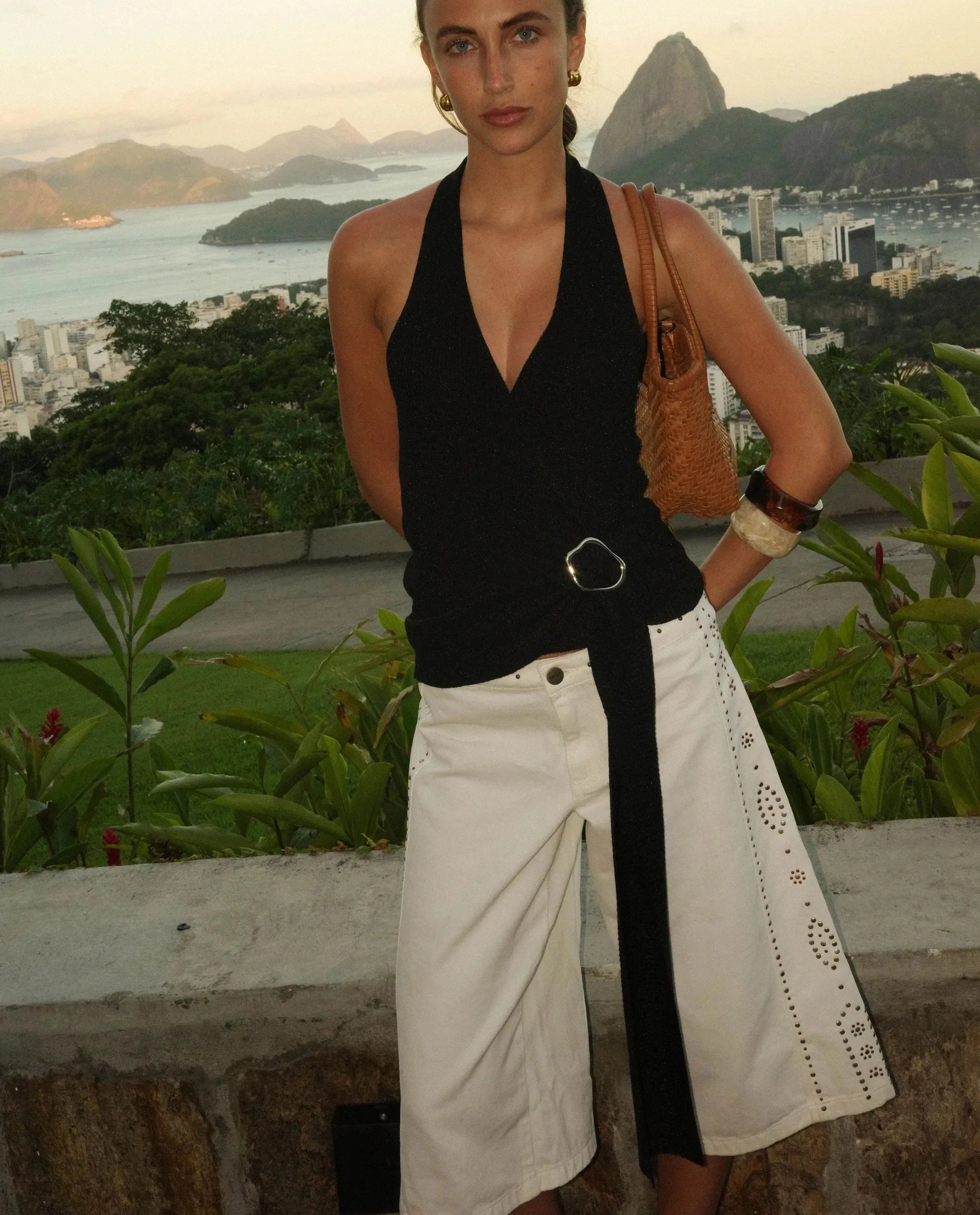 TOP STAY A BIT · NEGRO